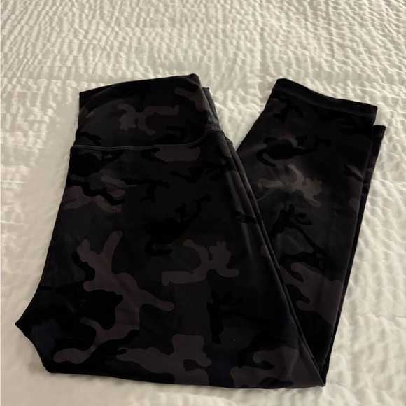 ZYIA Active Forest Camo Luxe Hi-Rise Capri Leggings
Size 8-10 - Picture 7 of 8